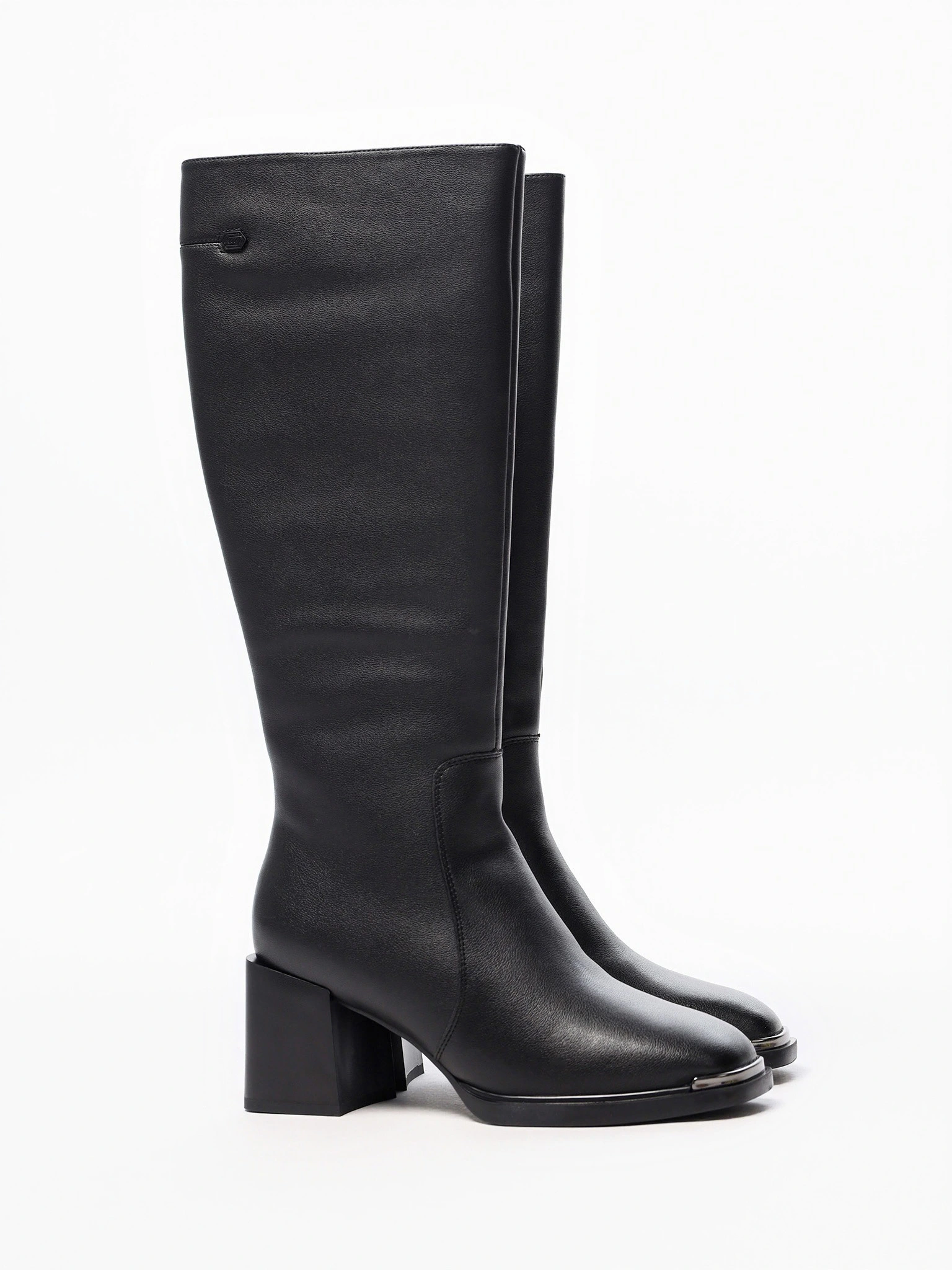 Сапоги черного цвета из натуральной кожи на высоком каблуке